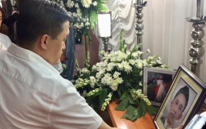 <p><strong>JUSTICE FOR SLAIN ILONGGO OFW. </strong>Special Assistant to the President Lawrence "Bong" Go visits the wake of Angelo Claveria whoso bone remains he helped repatriate from South Korea. <em>(Photo by Cindy Ferrer)</em></p>